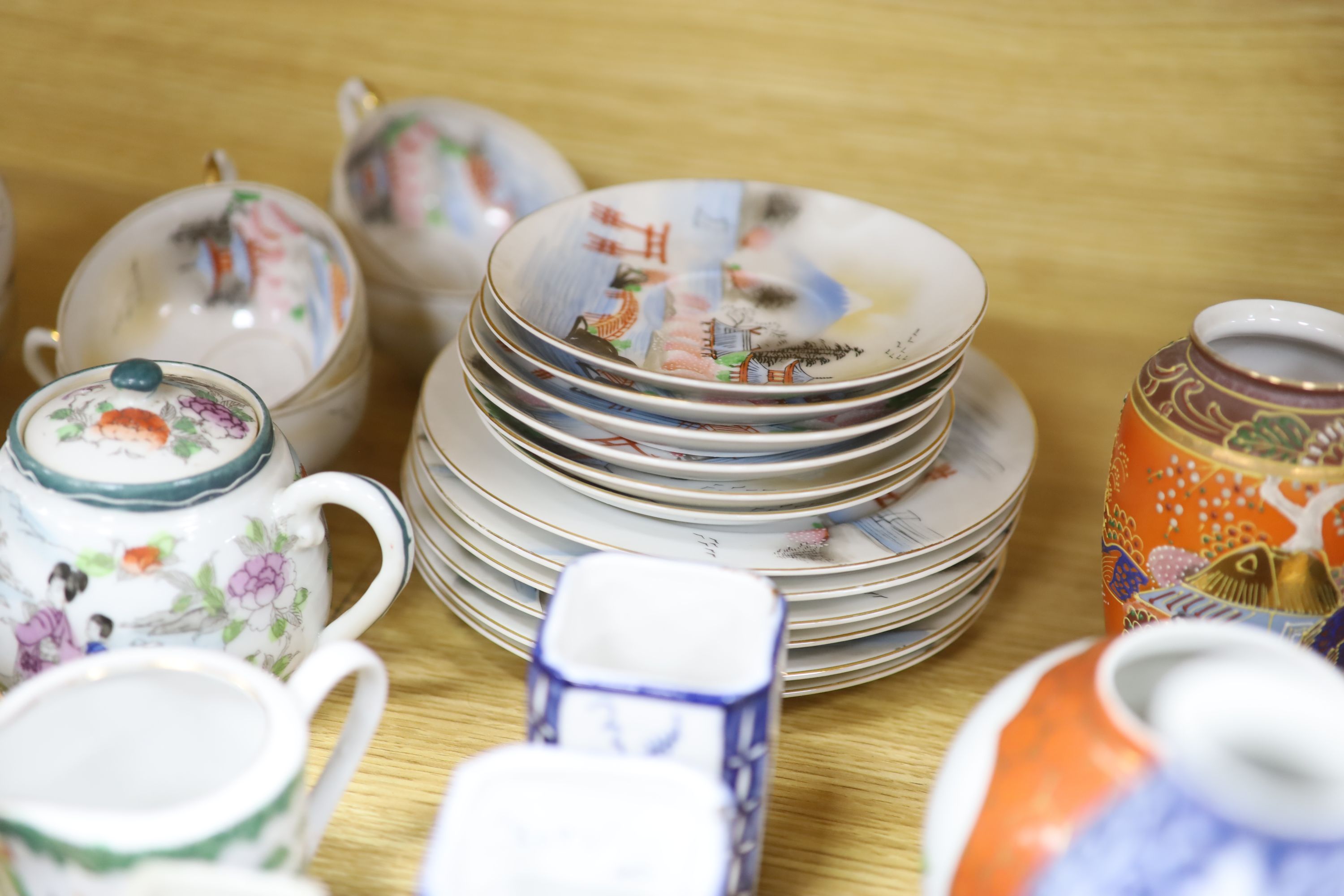 A quantity of mixed Chinese and Japanese porcelain